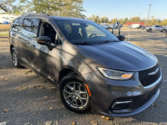 Used 2021 Chrysler Pacifica Touring FWD image 2