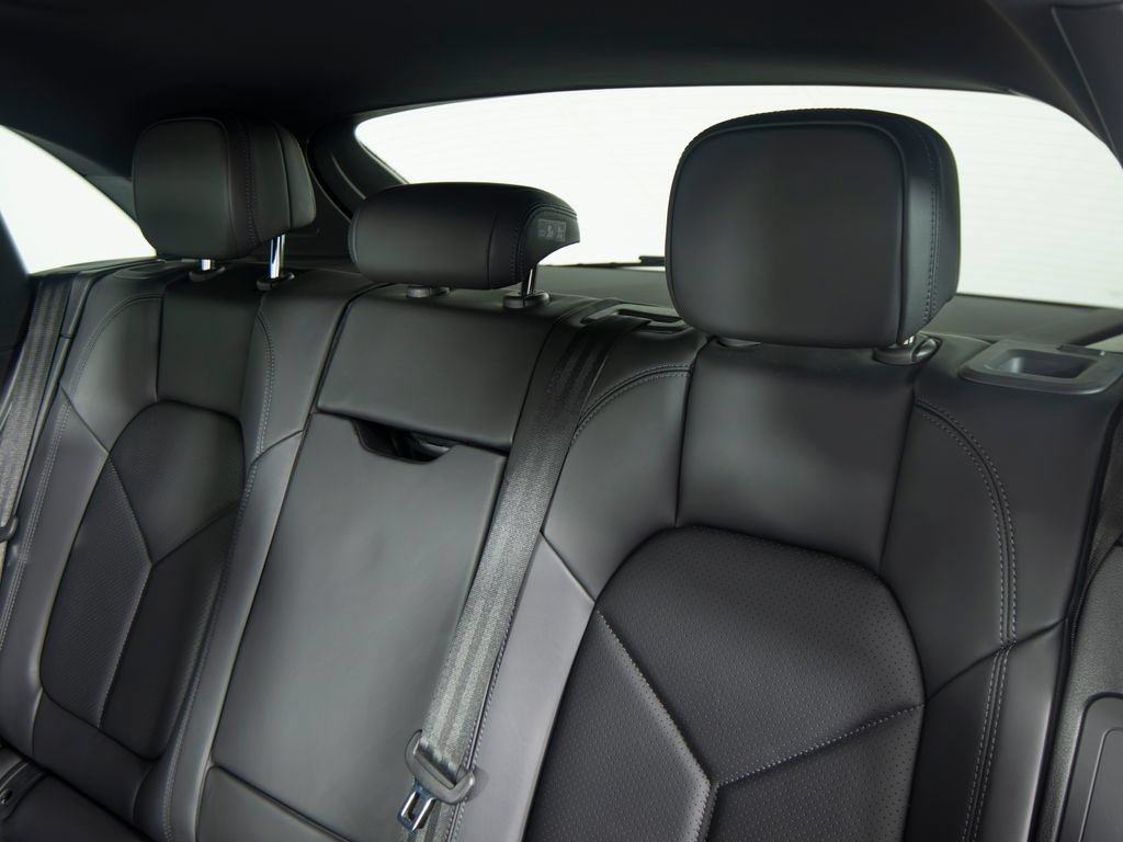 Certified 2026 Porsche Macan AWD/4WD image 35
