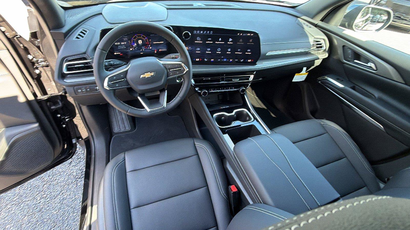 New 2027 Chevrolet Traverse LT w/ Sun and Wheel Package FWD image 22