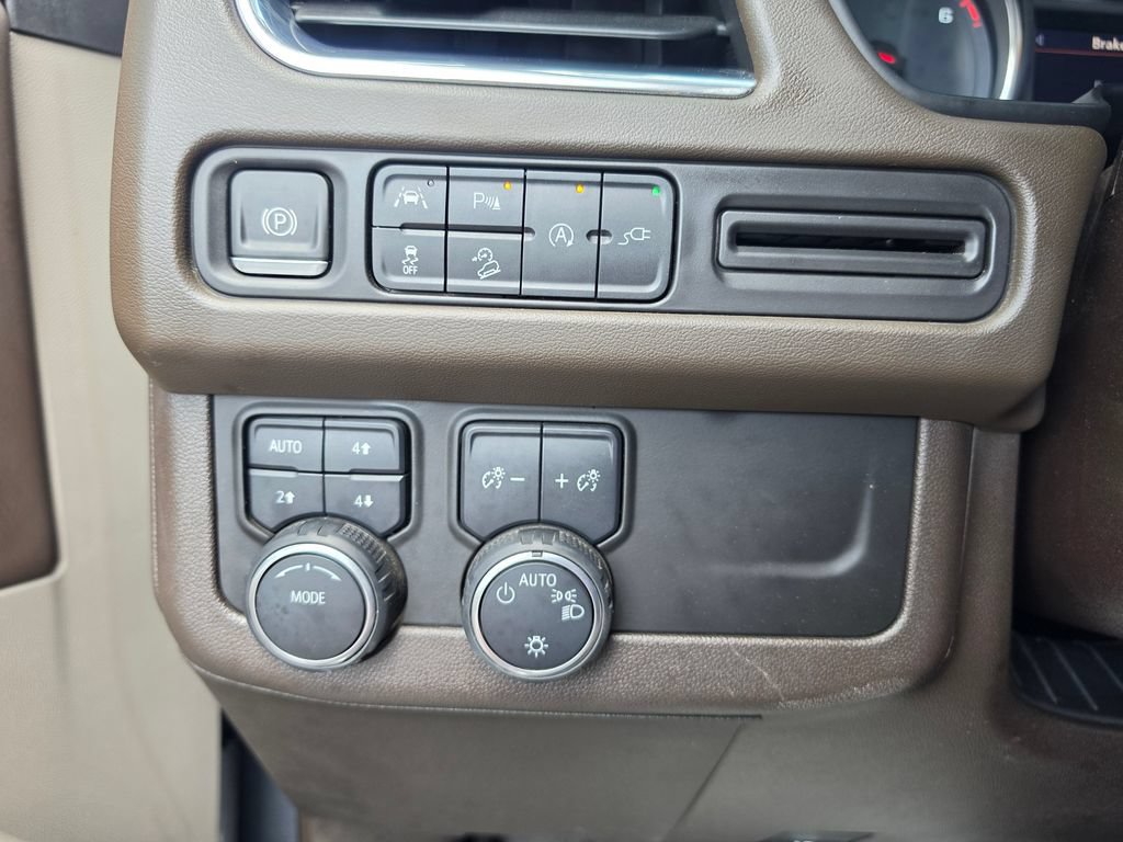 Used 2021 Chevrolet Tahoe Z71 w/ Luxury Package AWD/4WD image 21