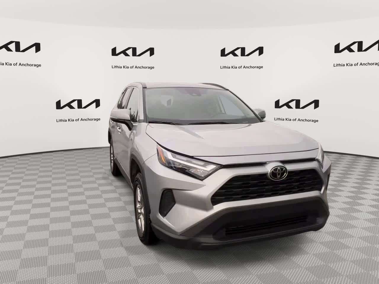 Used 2025 Toyota RAV4 XLE AWD/4WD image 2
