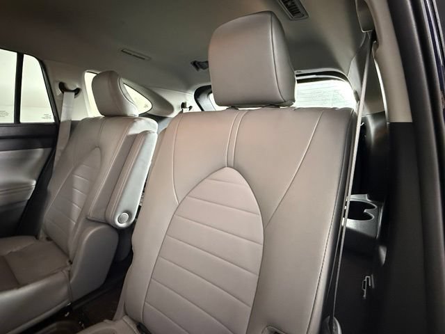 Used 2022 Toyota Highlander XLE FWD image 19
