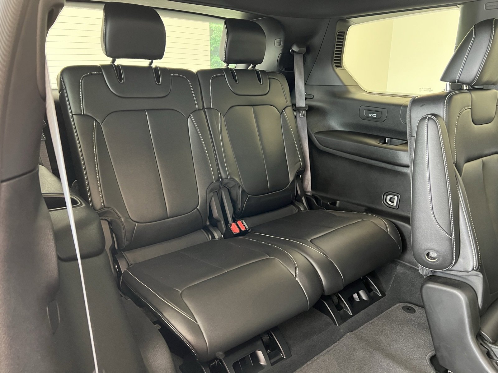 Used 2024 Jeep Grand Cherokee L Limited w/ Black Appearance Package image 55