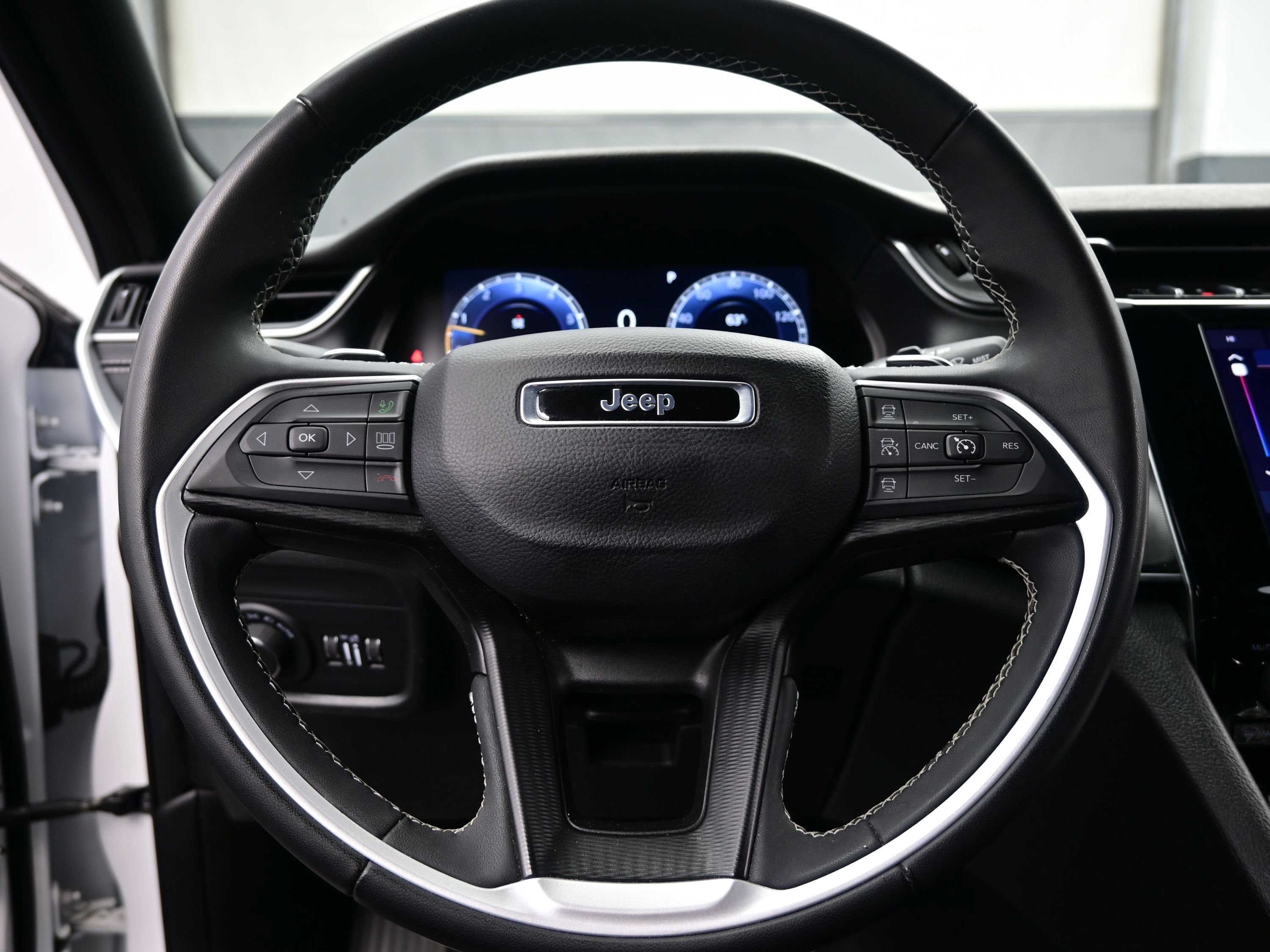 Used 2025 Jeep Grand Cherokee L Laredo w/ Trailer Tow Package image 25