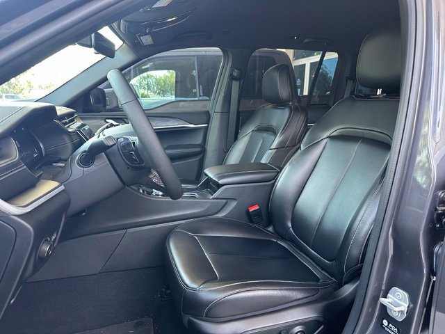 Used 2025 Jeep Grand Cherokee Limited RWD image 14