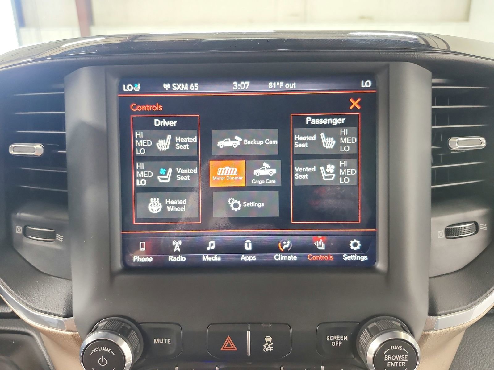 Used 2019 RAM 2500 Laramie w/ Black Appearance Package AWD/4WD image 29