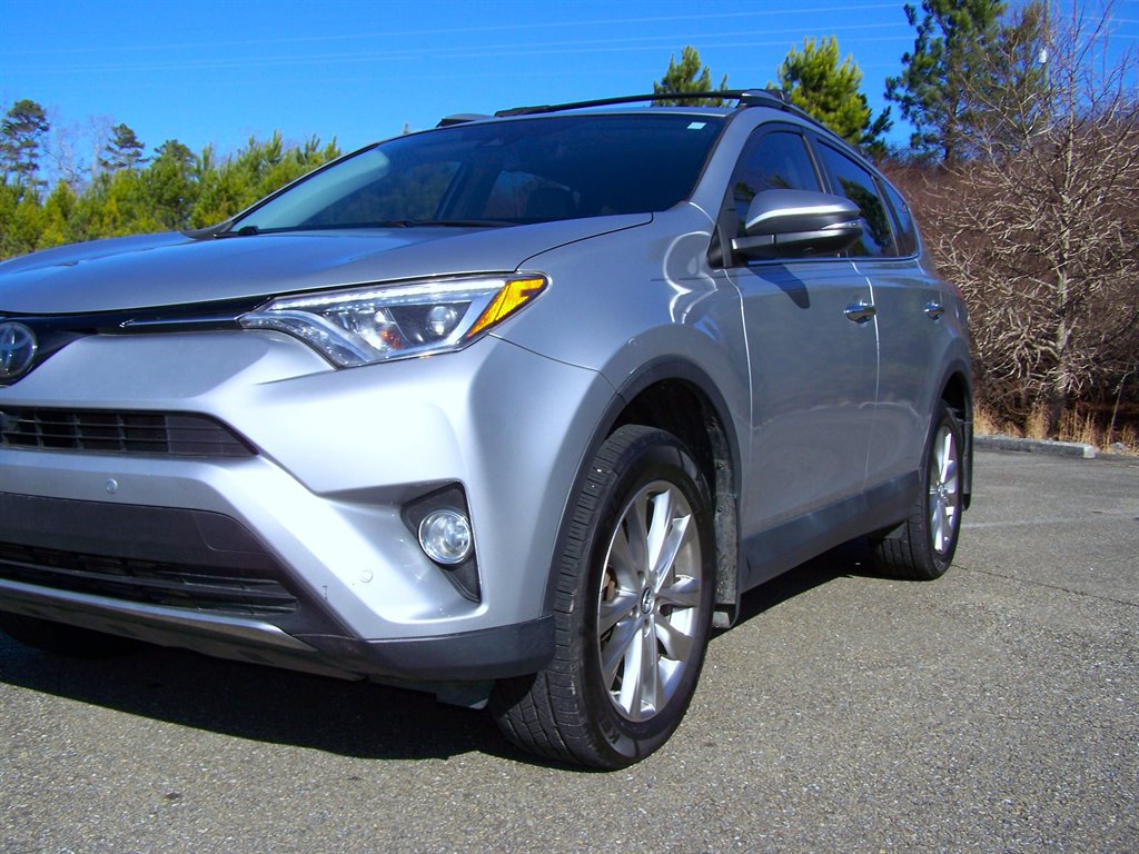 Used 2018 Toyota RAV4 Limited FWD image 17
