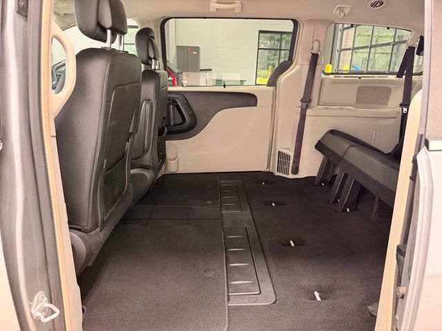 Used 2015 Chrysler Town & Country Touring-L w/ Driver Convenience Group FWD image 18