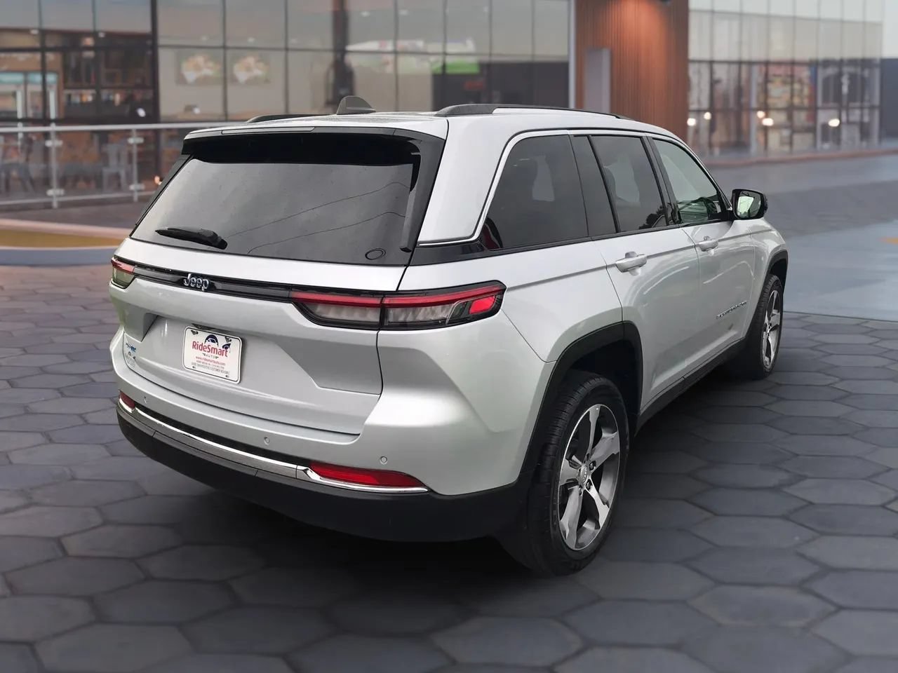 Used 2023 Jeep Grand Cherokee 4WD 4xe image 5