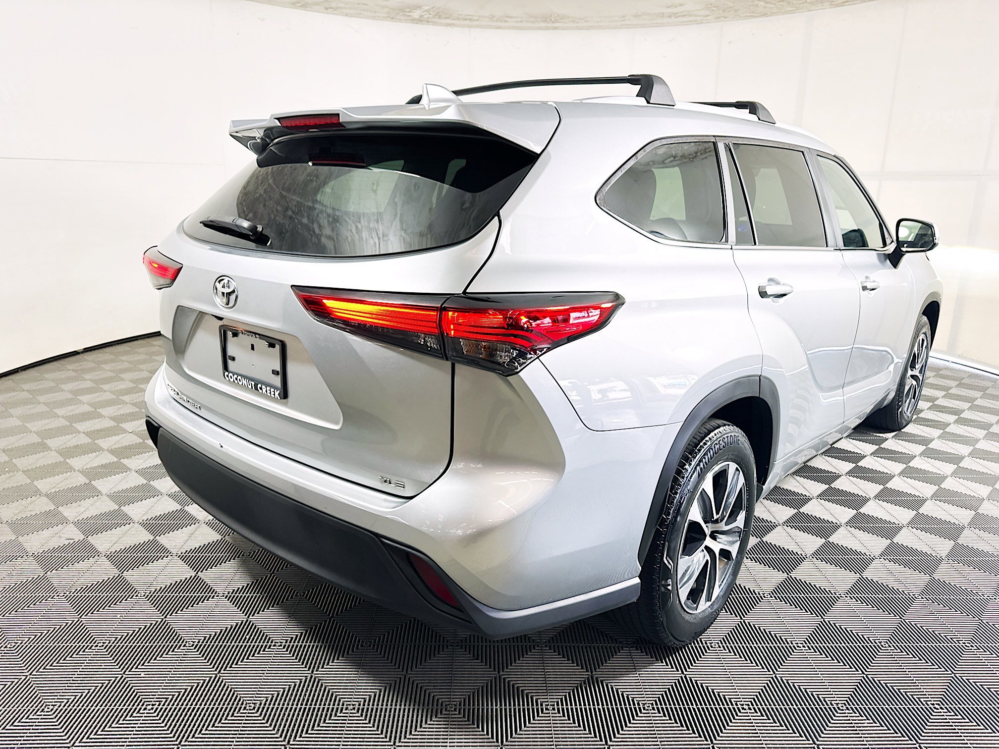 Used 2023 Toyota Highlander XLE FWD image 3