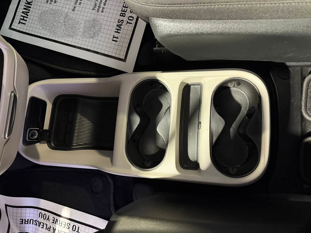 Used 2022 Chrysler Voyager LX image 26