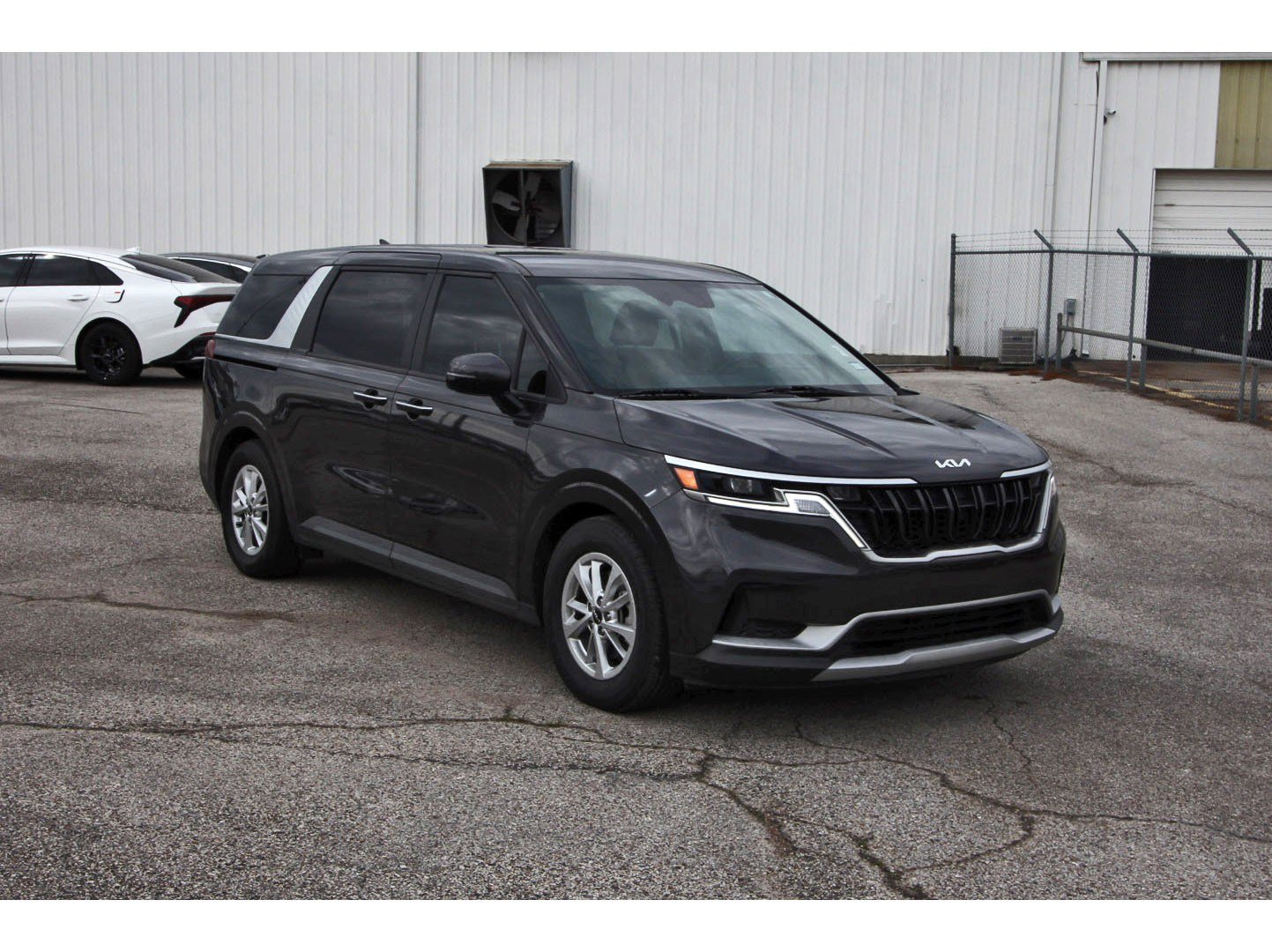 Used 2024 Kia Carnival LX FWD image 9