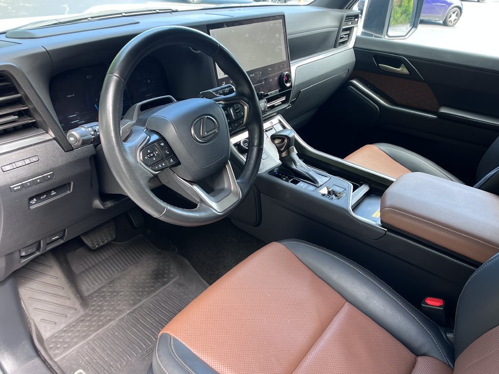 Used 2024 Lexus GX 550 w/ Accessory Package (2T) AWD/4WD image 9