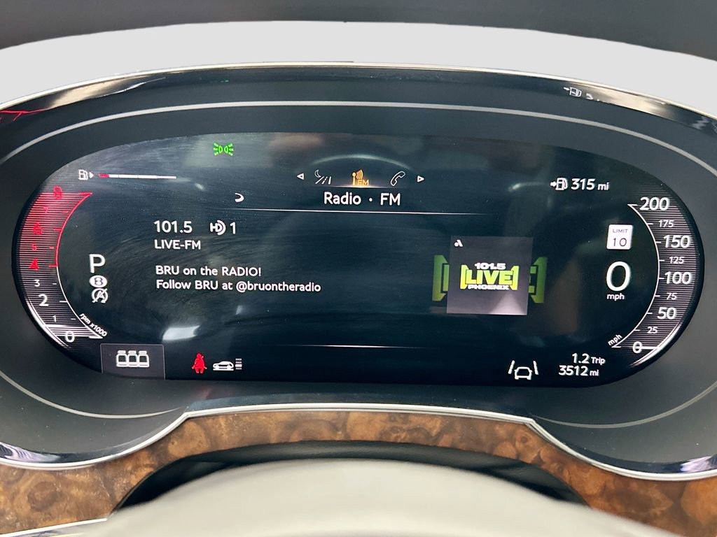 Used 2025 Bentley Bentayga Extended Wheelbase image 33