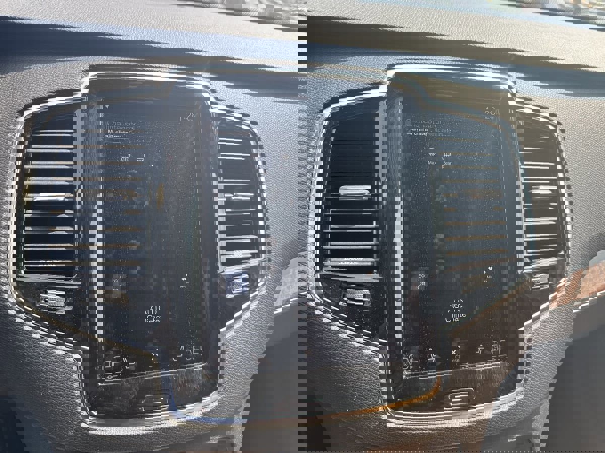 Used 2016 Volvo XC90 T6 Momentum w/ Momentum Plus Package AWD/4WD image 8