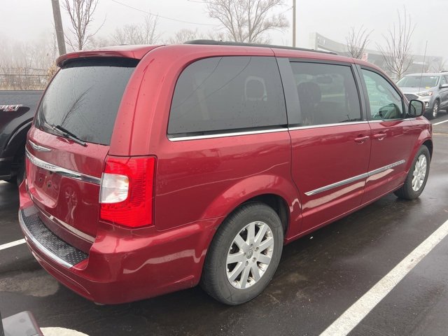 Used 2014 Chrysler Town & Country Touring image 5