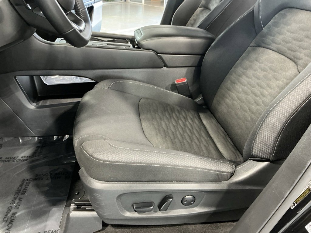 Used 2025 Nissan Pathfinder SV image 17