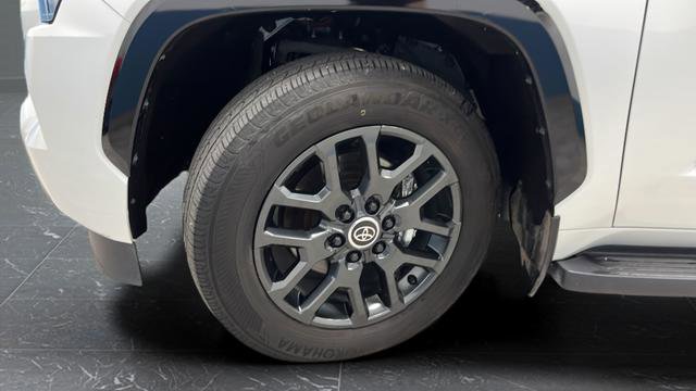 Used 2024 Toyota Sequoia Platinum AWD/4WD image 39