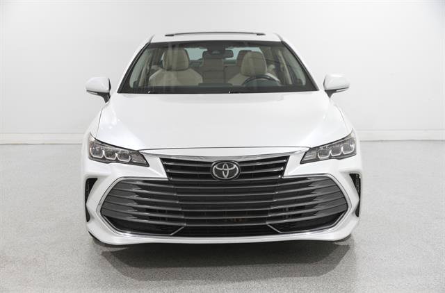 Used 2019 Toyota Avalon XLE w/ Moonroof Package FWD video 2