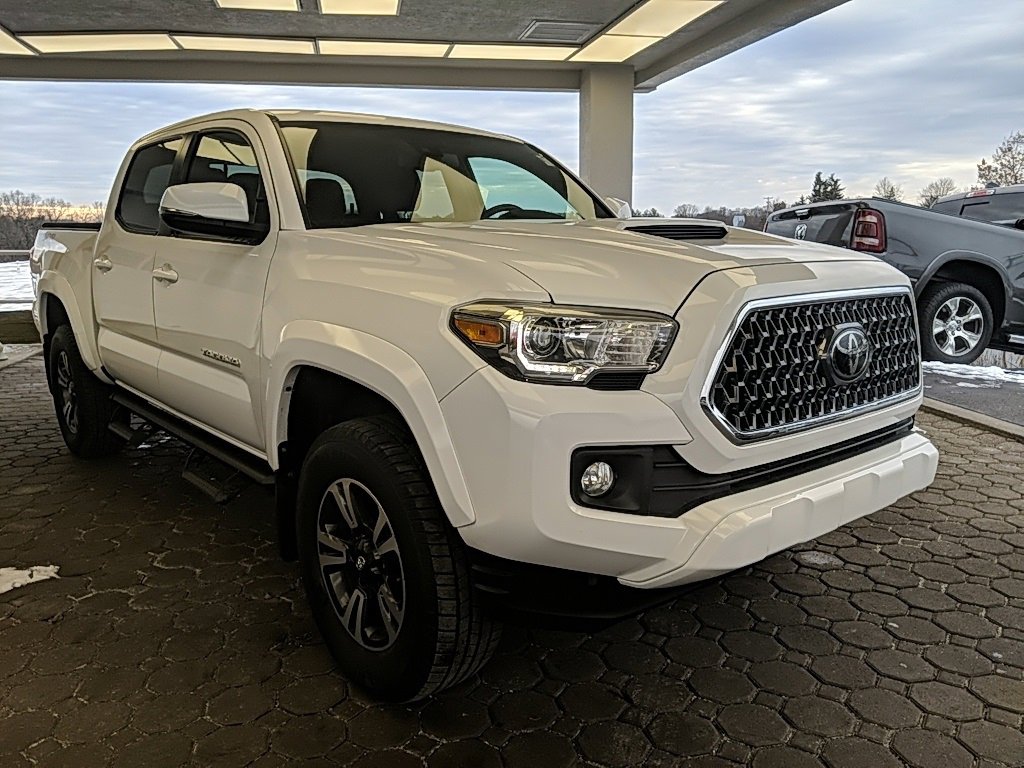 Used 2019 Toyota Tacoma TRD Sport image 3