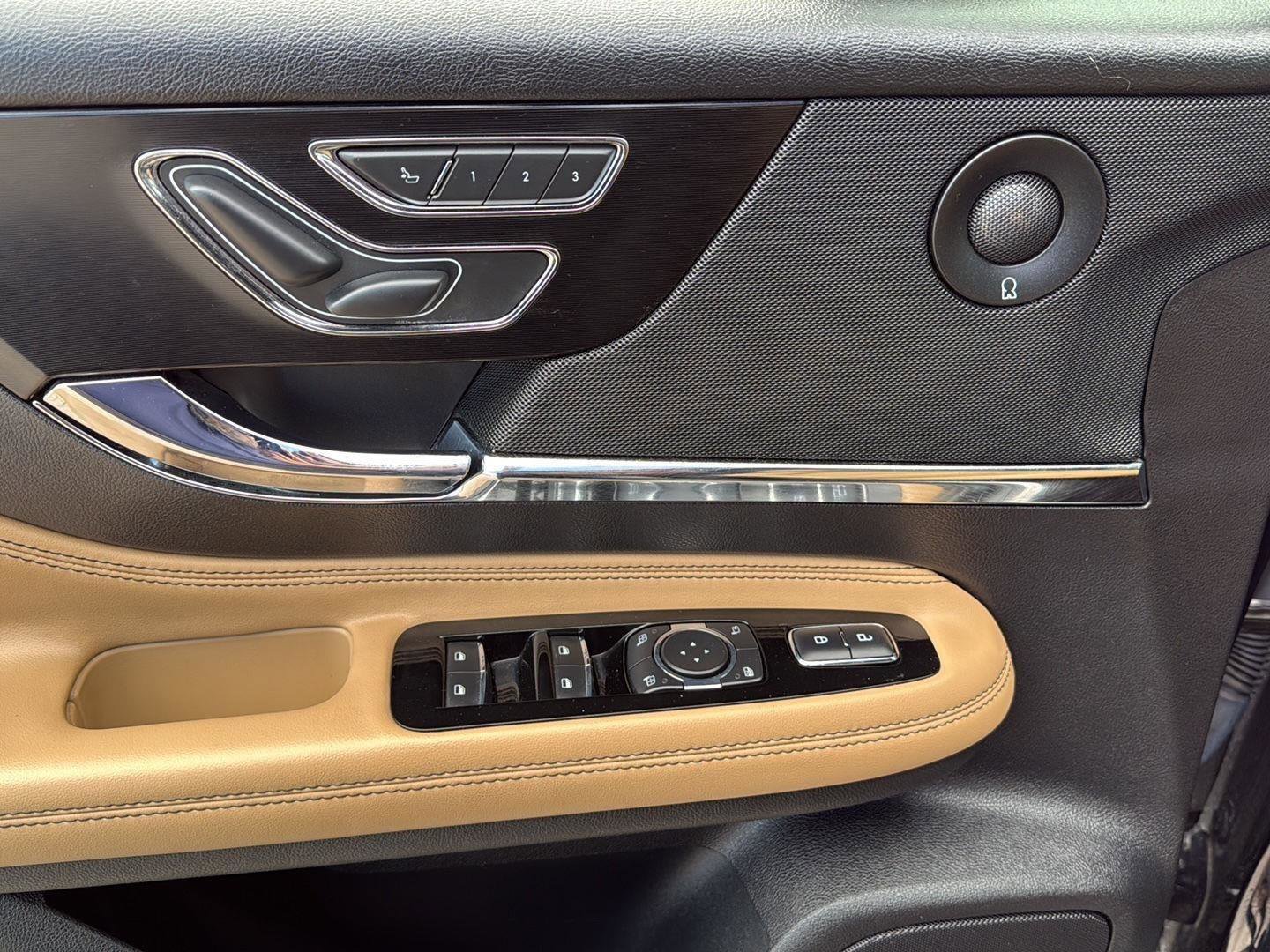 Used 2021 Lincoln Corsair Reserve image 13