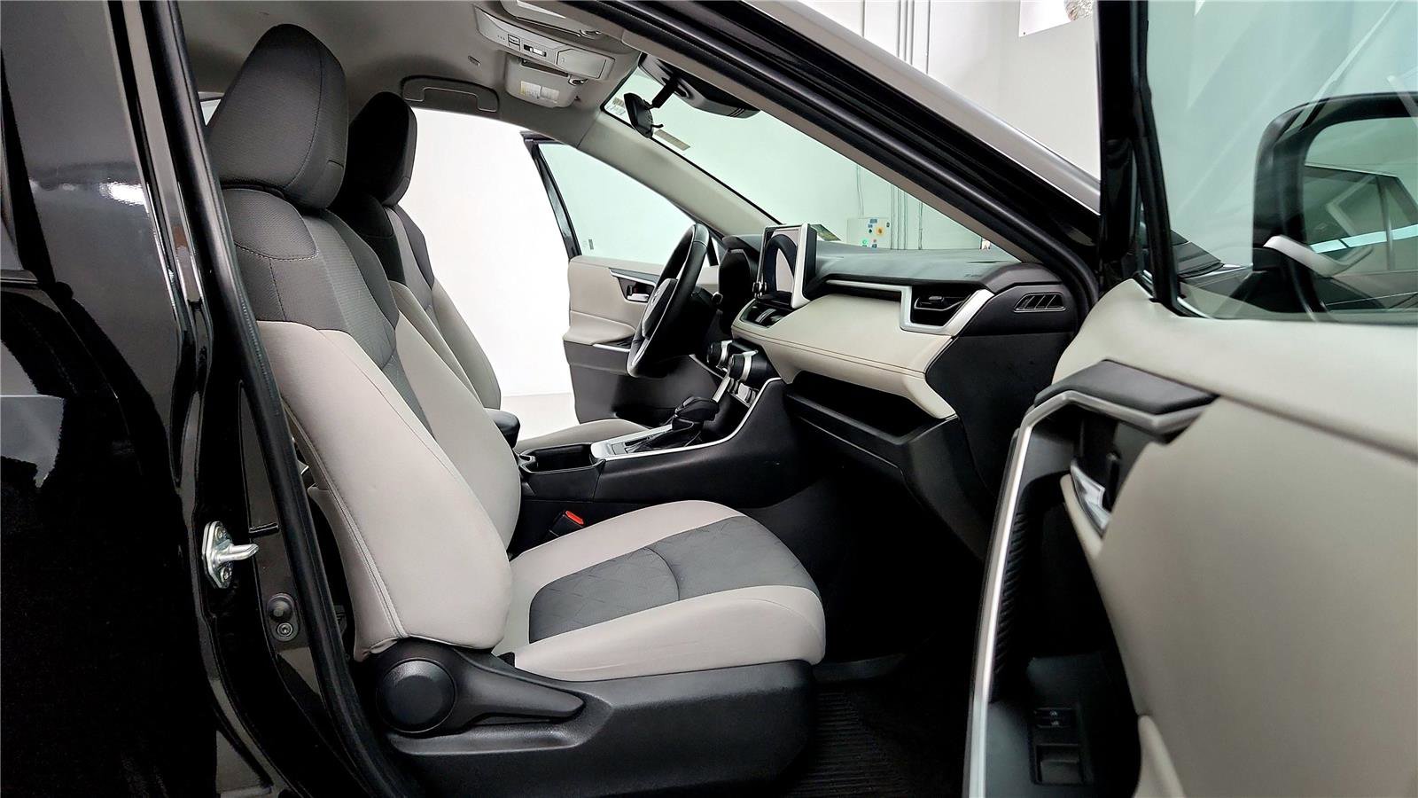 Used 2023 Toyota RAV4 XLE w/ XLE Grade Weather Package image 17