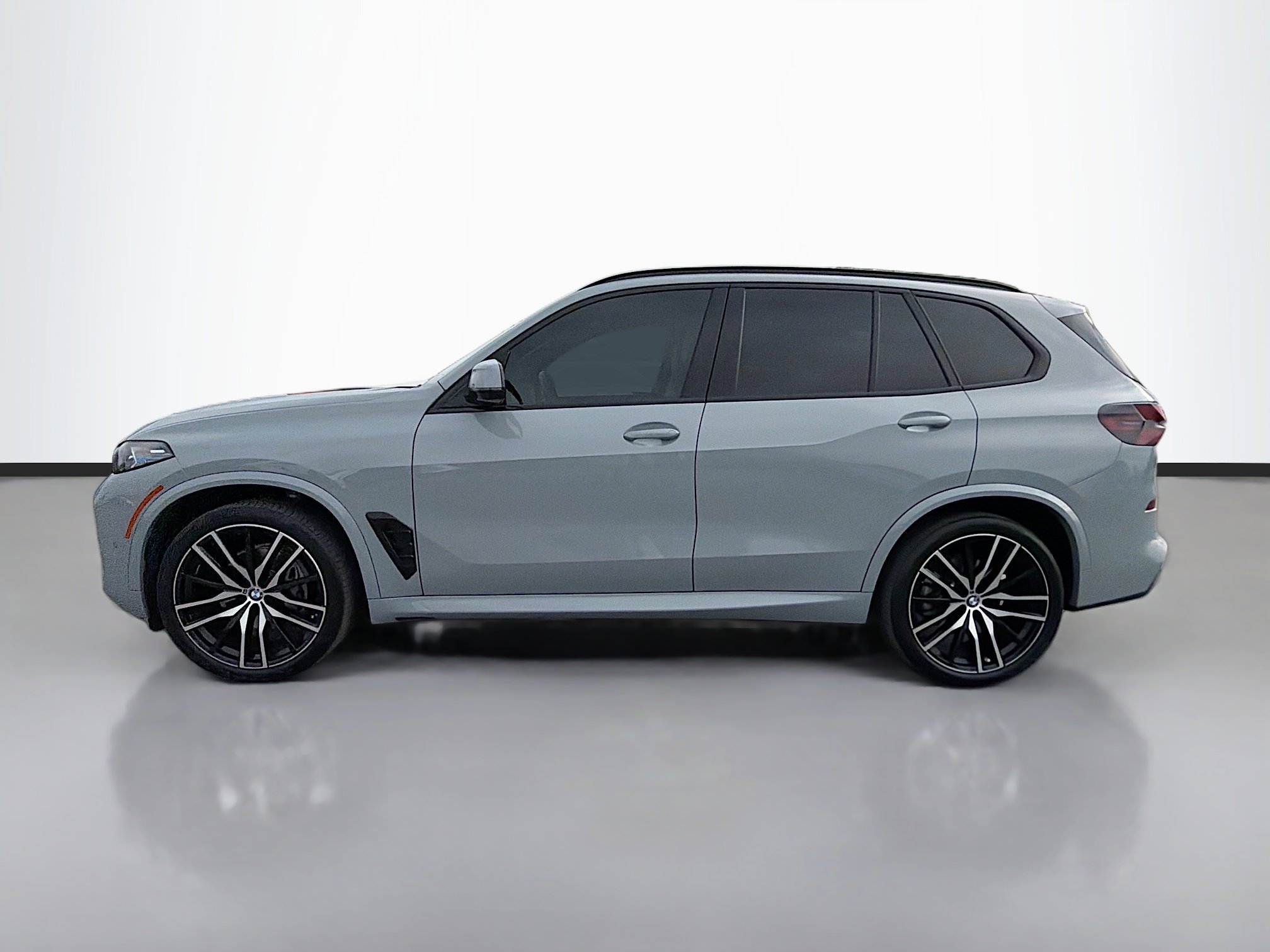 Used 2024 BMW X5 sDrive40i w/ M Sport Package image 2