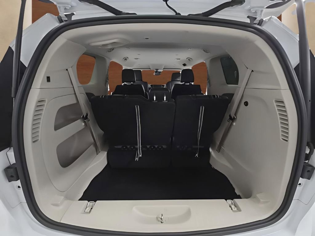 Used 2024 Chrysler Pacifica Touring-L image 17