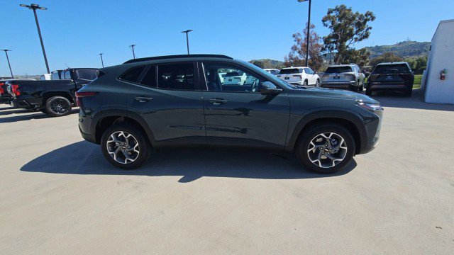 Used 2025 Chevrolet Trax LT w/ Sunroof Package FWD image 9