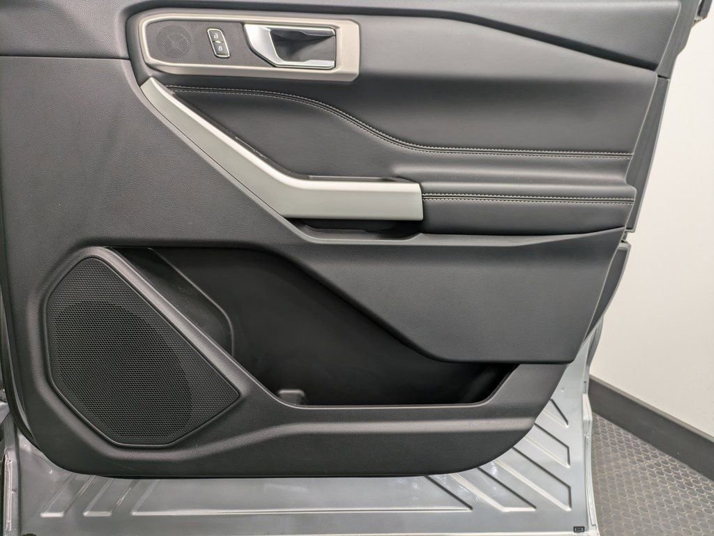 Used 2022 Ford Explorer XLT w/ Equipment Group 202A image 27