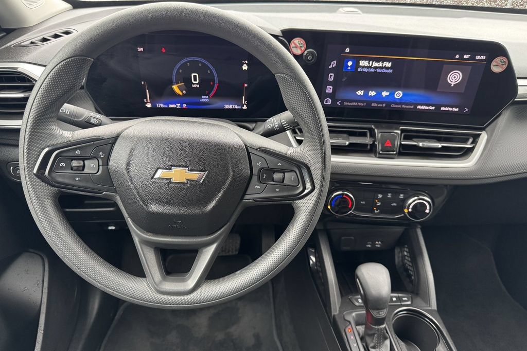 Used 2025 Chevrolet TrailBlazer LT AWD/4WD image 14