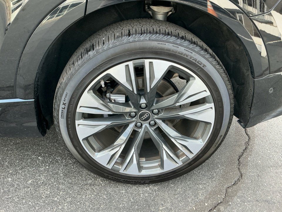 Used 2025 Audi Q8 Premium image 18