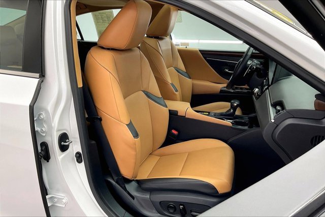 Used 2025 Lexus ES 300h w/ Premium Package image 6