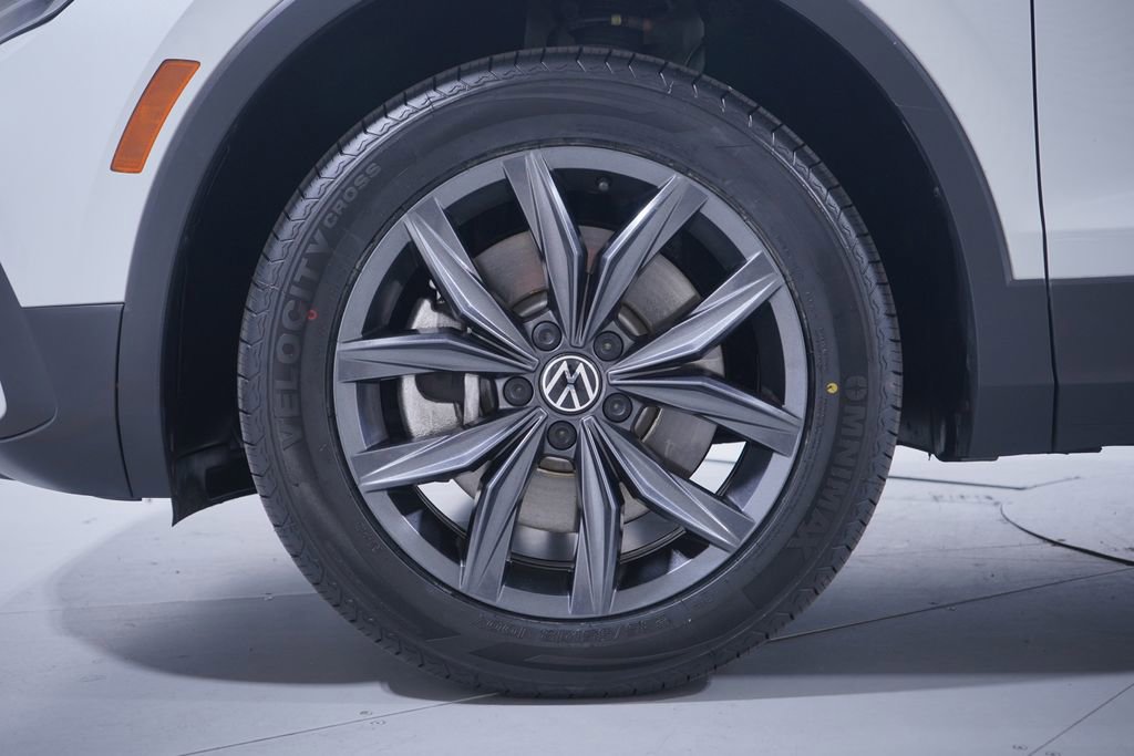 Used 2023 Volkswagen Tiguan SE w/ Panoramic Sunroof Package FWD image 2