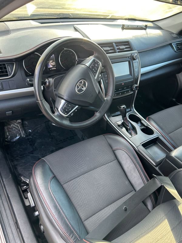 Used 2017 Toyota Camry SE image 2