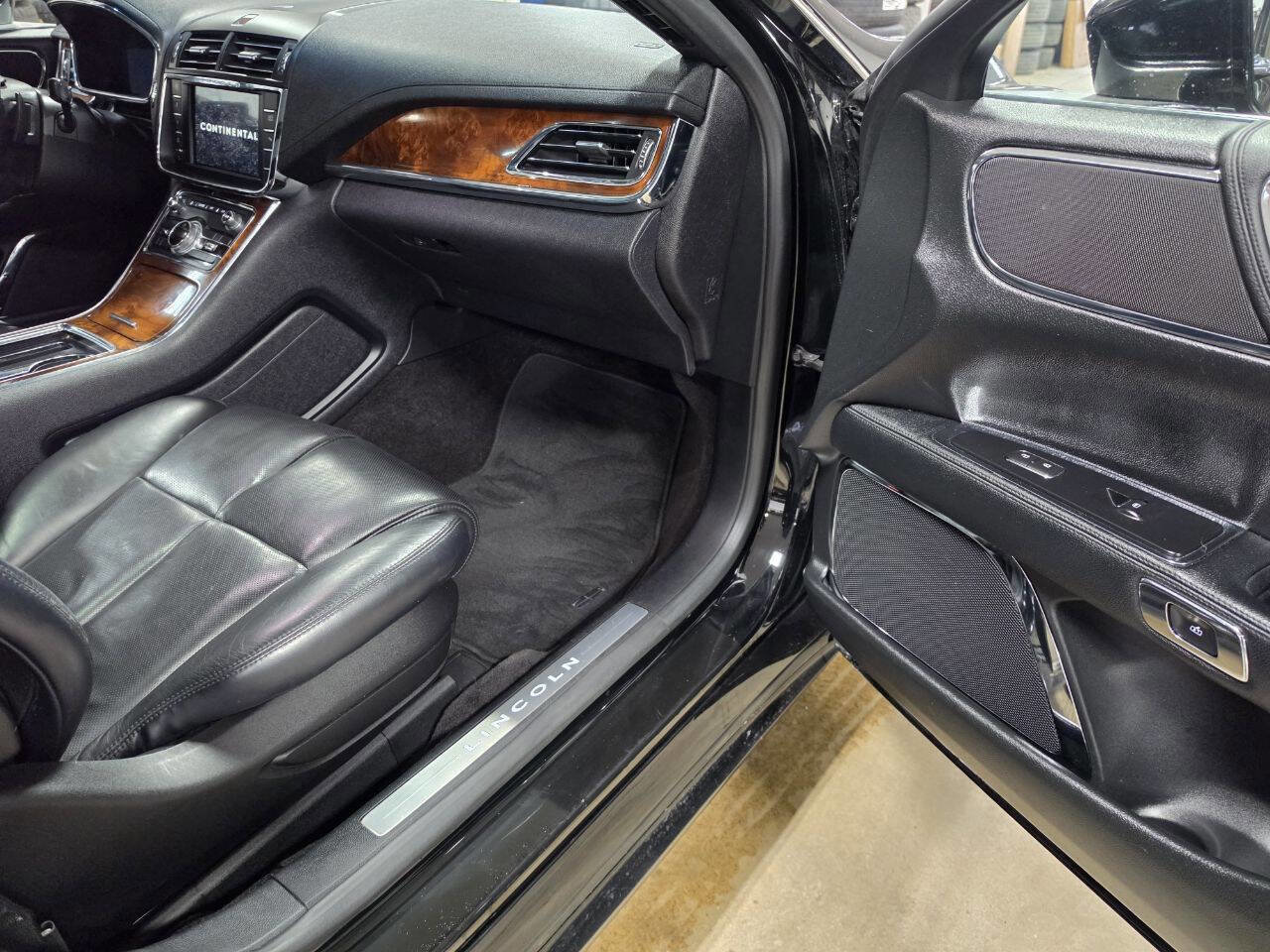 Used 2017 Lincoln Continental Reserve w/ Climate Package image 16
