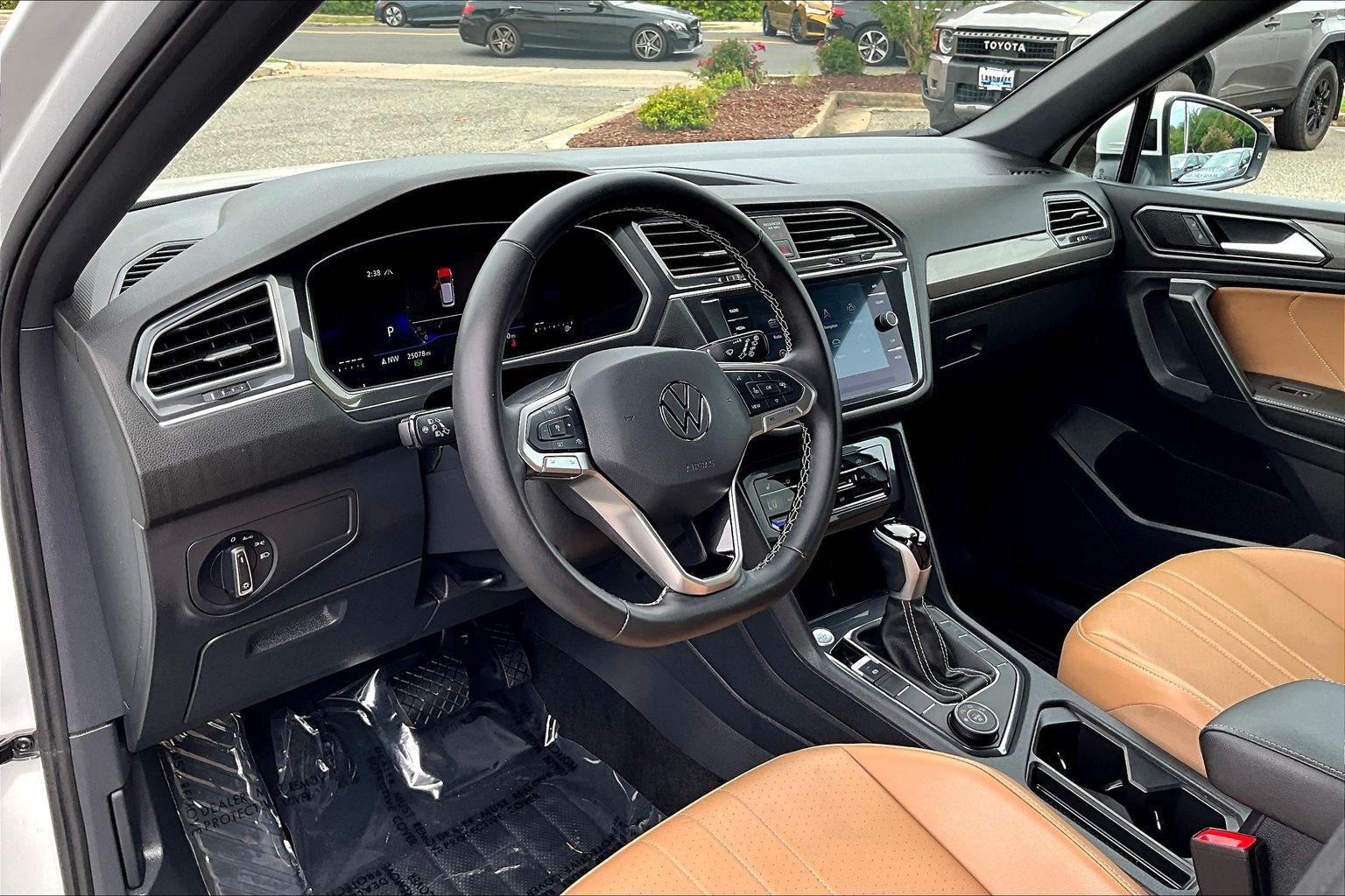 Used 2024 Volkswagen Tiguan SE w/ Panoramic Sunroof Package AWD/4WD image 13