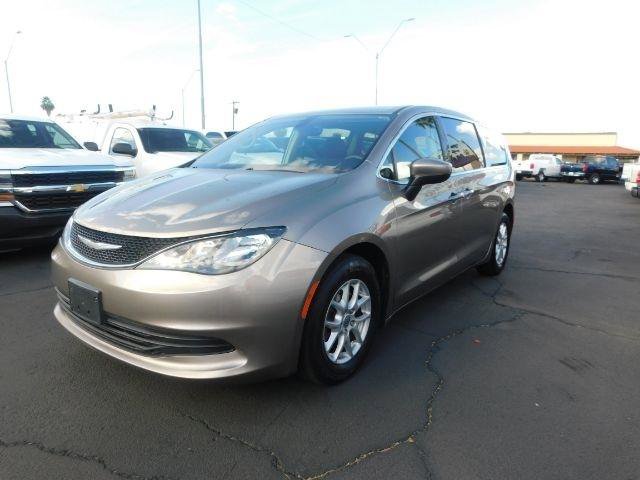 Used 2017 Chrysler Pacifica Touring image 3