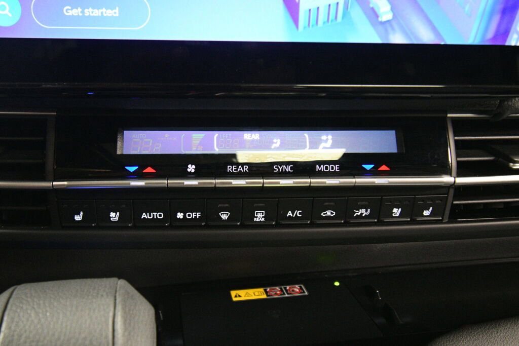 Used 2025 Toyota Sienna Platinum AWD/4WD image 16