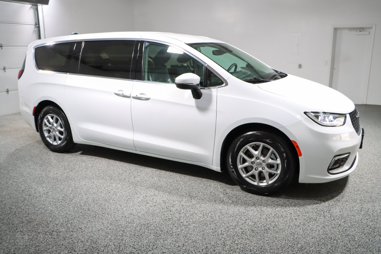 Used 2023 Chrysler Pacifica Touring-L FWD image 6