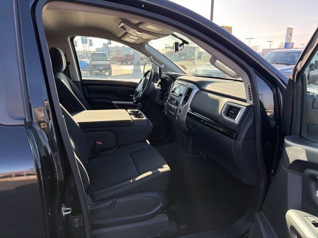 Used 2017 Nissan Titan SV image 43