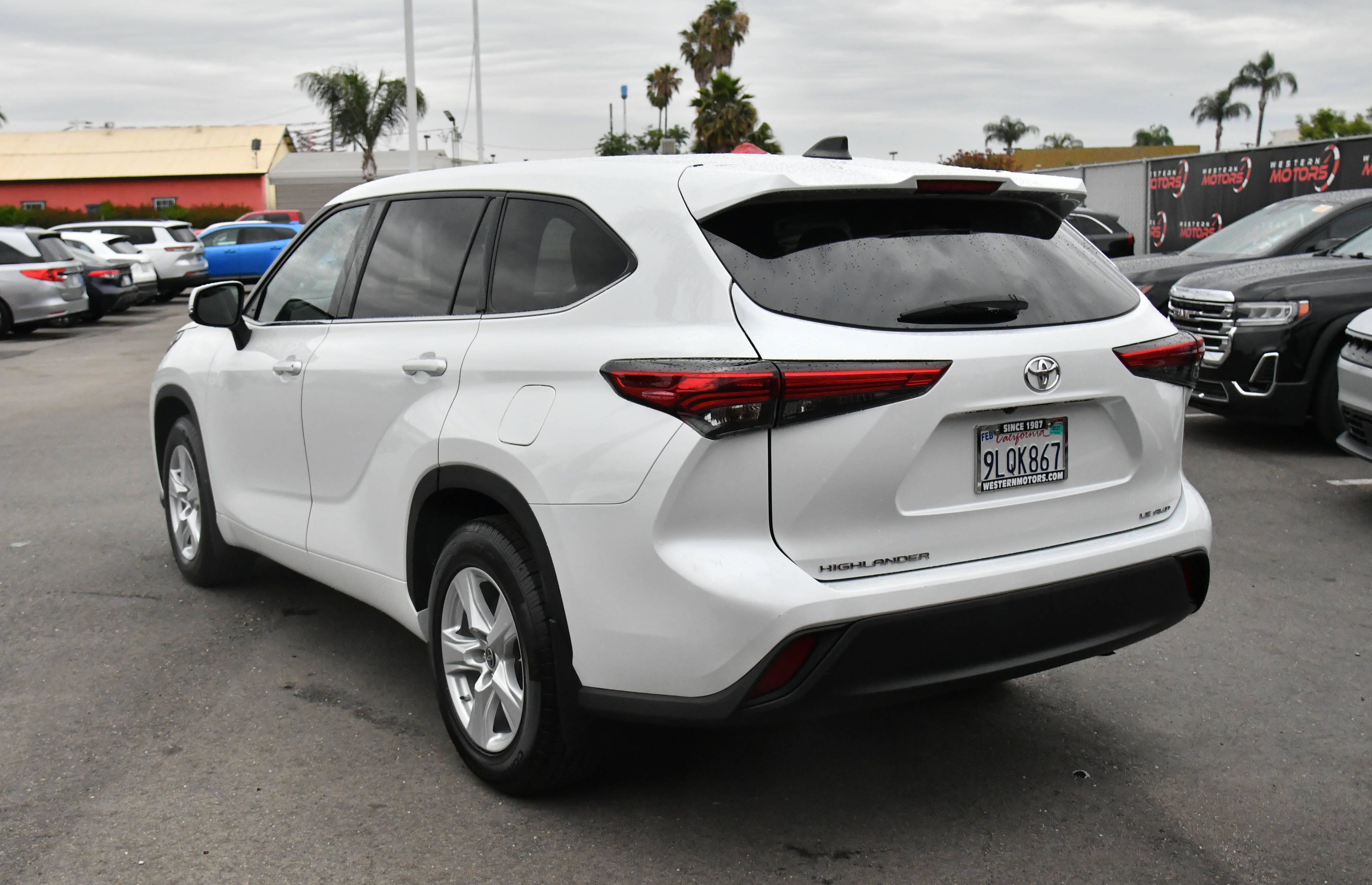 Used 2022 Toyota Highlander LE AWD/4WD image 6