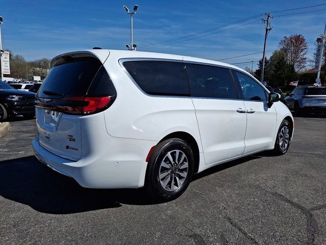 Used 2023 Chrysler Pacifica Touring-L image 8