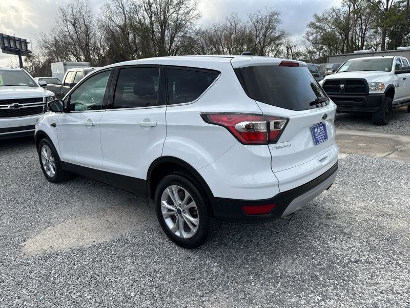 Used 2017 Ford Escape SE image 2
