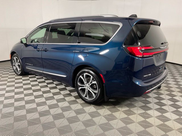 Used 2025 Chrysler Pacifica Pinnacle w/ Trailer Tow Group FWD image 4