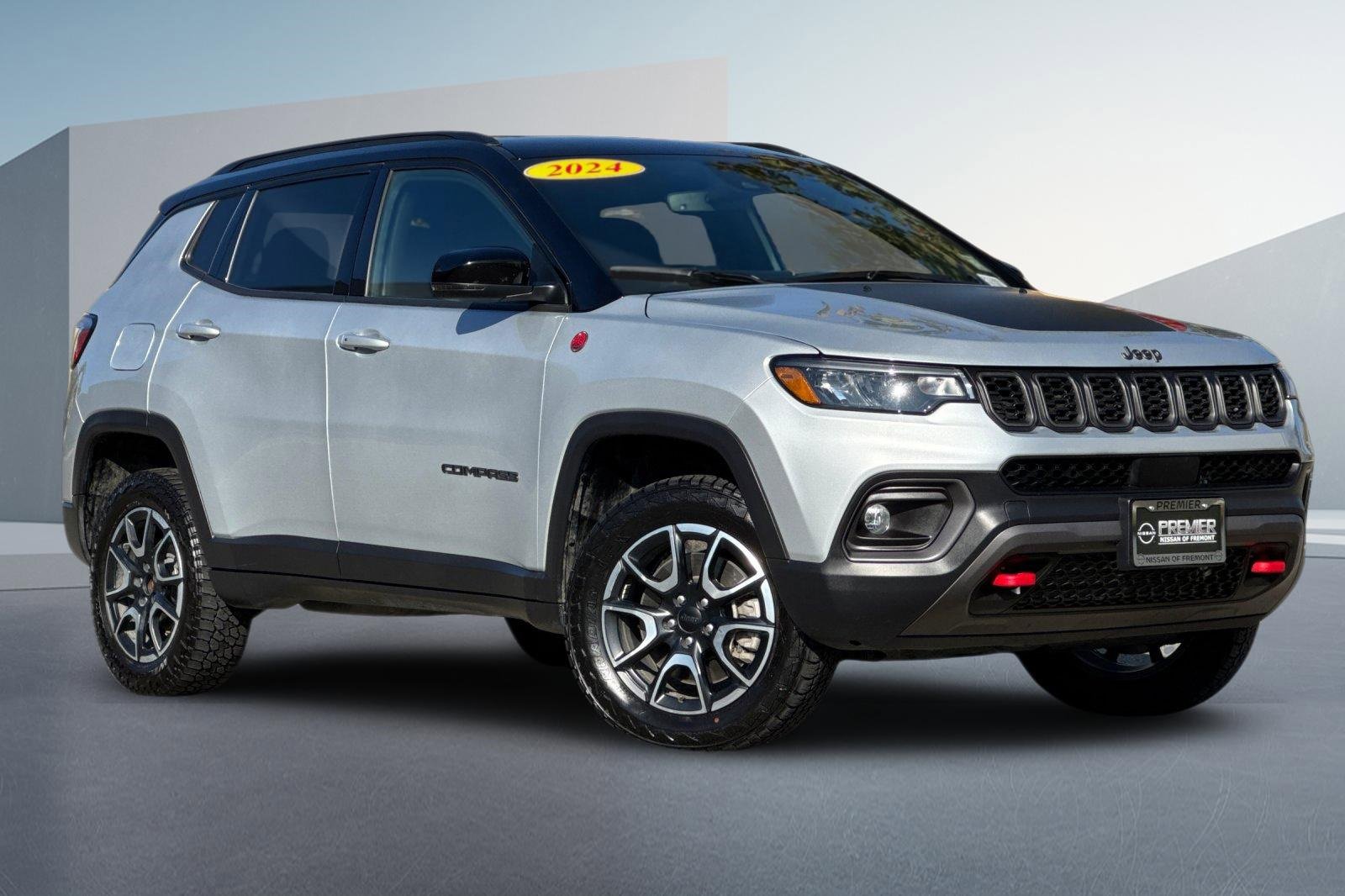 Used 2024 Jeep Compass Trailhawk image 2