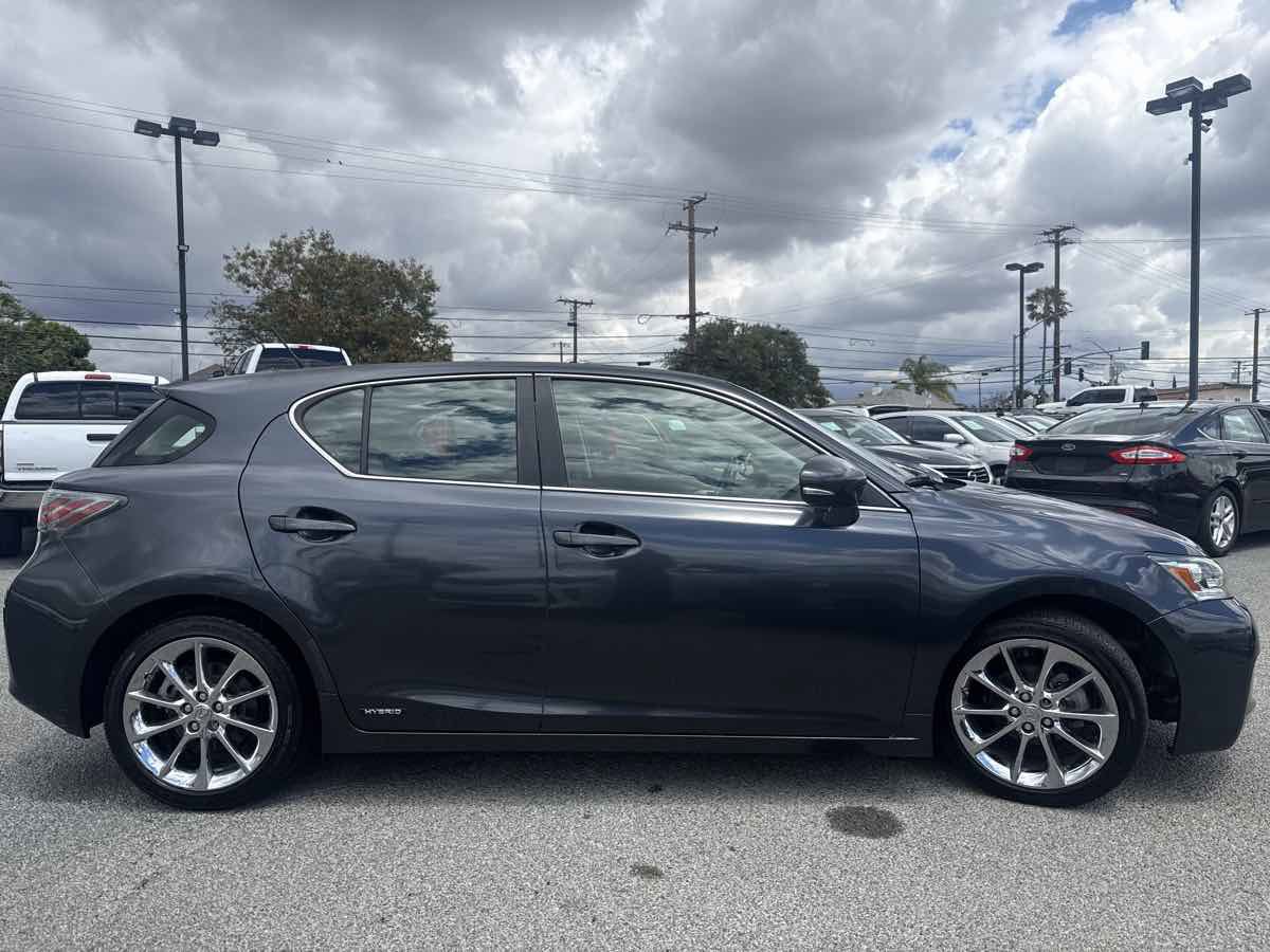 Used 2011 Lexus CT 200h Premium w/ Leather Pkg FWD image 3
