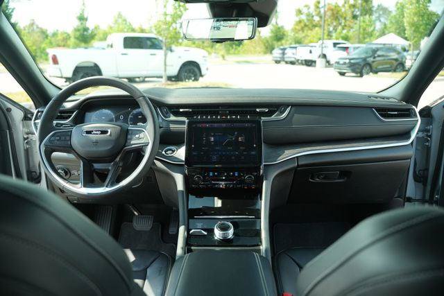 Certified 2025 Jeep Grand Cherokee Limited w/ Luxury Tech Group II AWD/4WD image 27