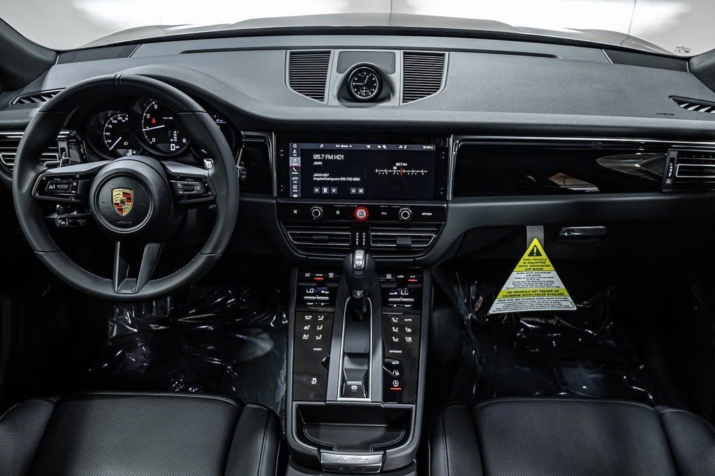 Certified 2025 Porsche Macan image 13