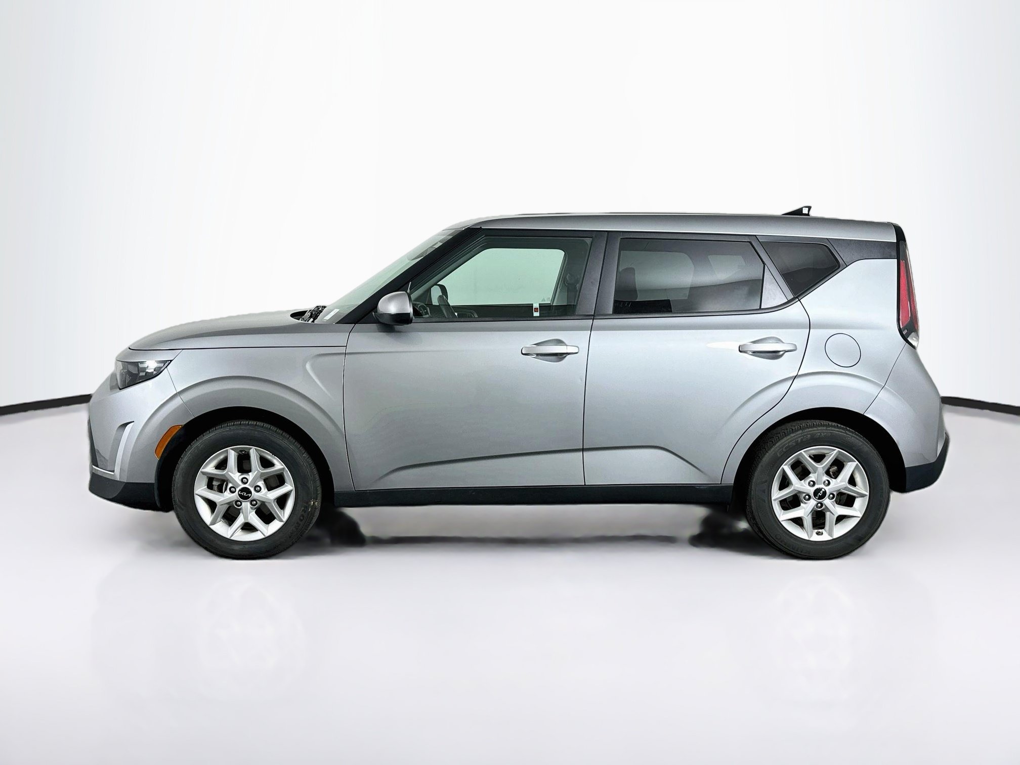 Used 2025 Kia Soul LX w/ LX Technology Package FWD image 4